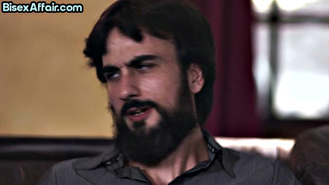 Две развратные пары лижут друг другу и трахаются втроем с татуированной красоткой.