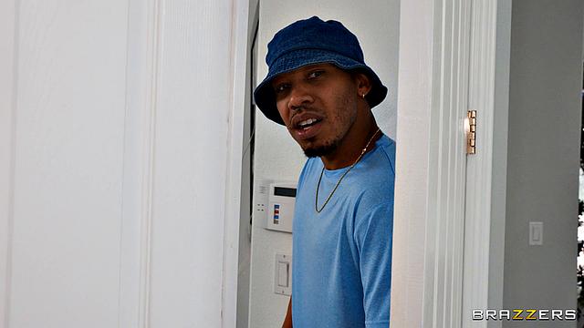 Извращённый сосед застукал двух лесбиянок и не смог устоять