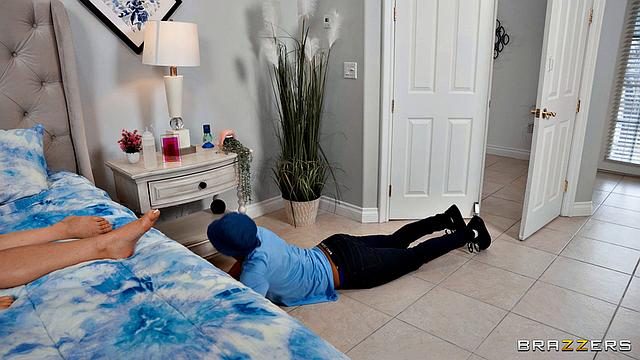 Извращённый сосед застукал двух лесбиянок и не смог устоять