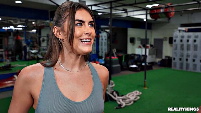 пришла в зал для приседаний, а унесла целый член