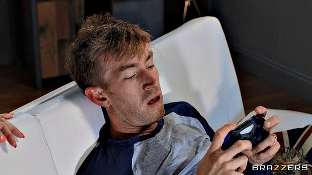 Стайси Саран раздвигает ноги для Дэнни Д и садится на его огромный член весь вечер напролет, пока жена не вернулась домой.