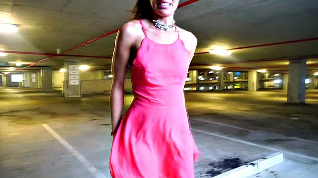 Смотри, как она дрочит на голом пляже