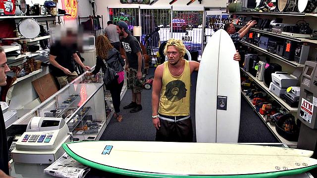 парень из ломбарда орет, когда его долбит здоровый хер