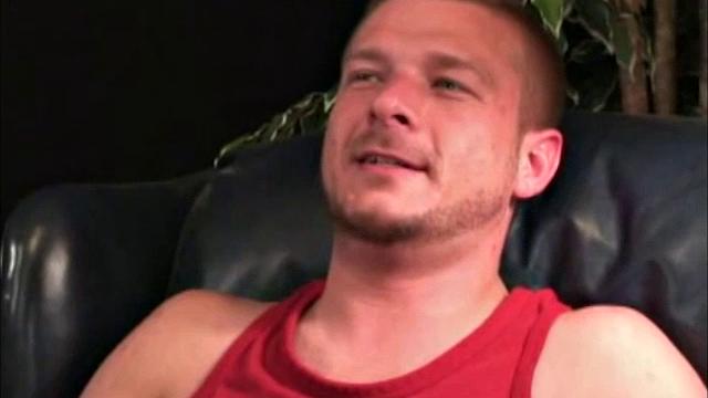 Джереми не выдерживает, когда зрелый мужик крепко дрочит ему