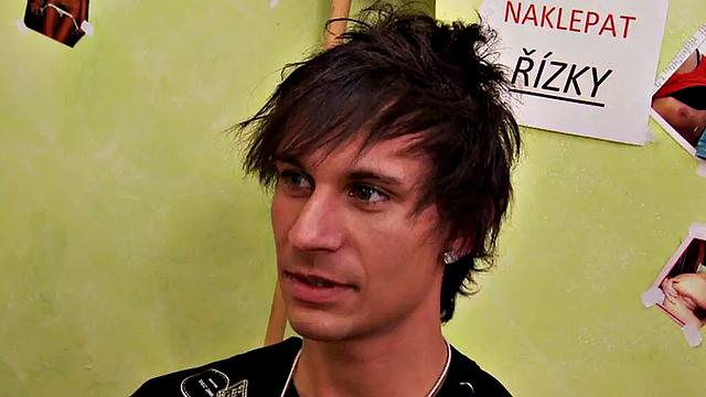 Зрелые дамы трахают парня страпоном в офисе