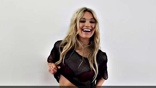 Катрин Боуэнд соблазняет в белье - улыбка на миллион