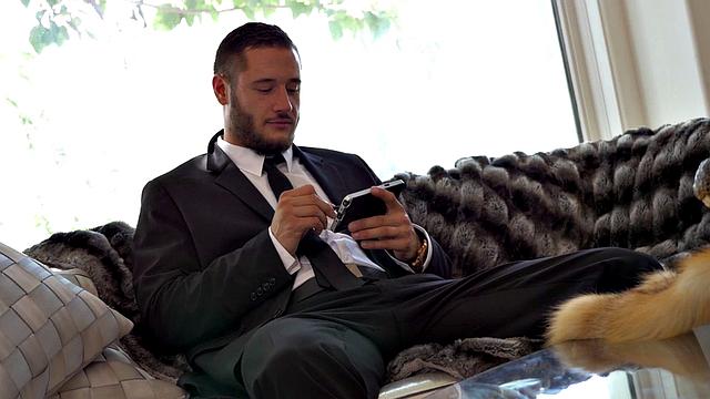 страстный соло на лестнице: пальцы скользят по нежной киске