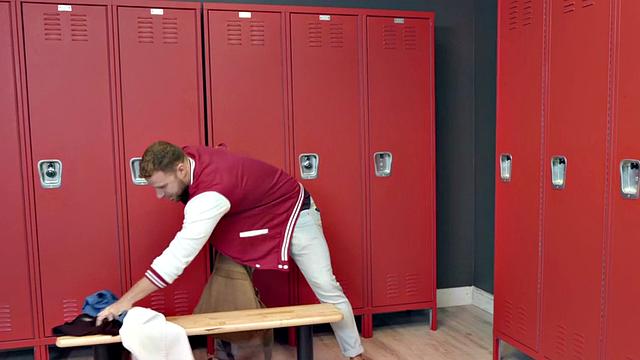 Busty milf sucking and riding lil hump in locker room