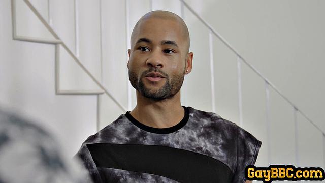 Качок с темной кожей жестко трахает друга в попу по-гейски догги-стайлом.