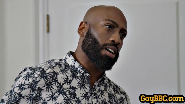 Качок с темной кожей жестко трахает друга в попу по-гейски догги-стайлом.
