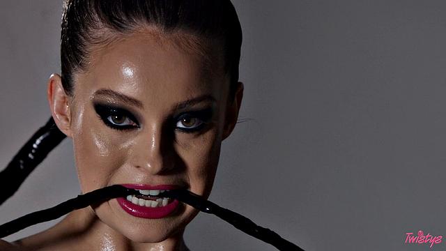 Мэдди Мэй играет с вибратором и кайфует от оргазмов перед камерой в сапогах на каблуках.