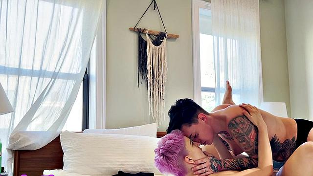 Kinky tattooed amateur GF eats pussy in the bedroom while her boyfriend watches