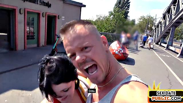 Влажная сука кричит и заливает всё струей прямо на улице