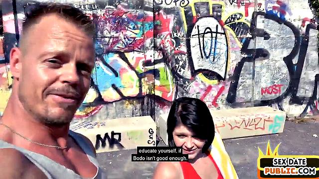 Влажная сука кричит и заливает всё струей прямо на улице