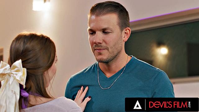 две озорные студентки устроили парню практику без лекций и с позами