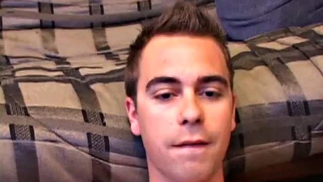 Винченцо дрочит свой ствол и шутит, что мясо лучше готовить в руке