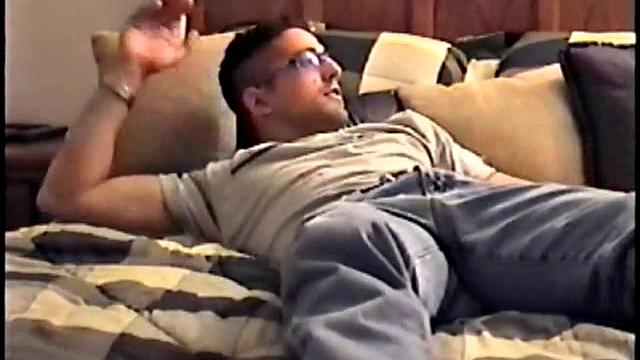 Гей-знакомство: Zack дрочит и кончает перед камерой.