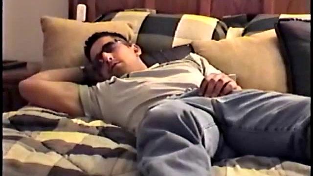 Гей-знакомство: Zack дрочит и кончает перед камерой.