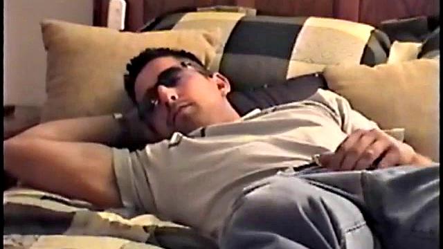 Гей-знакомство: Zack дрочит и кончает перед камерой.