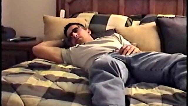 Гей-знакомство: Zack дрочит и кончает перед камерой.
