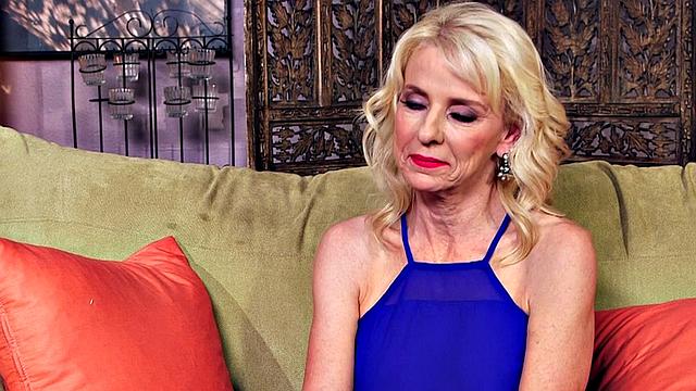 пышная бабушка сдает анал целой толпе черных