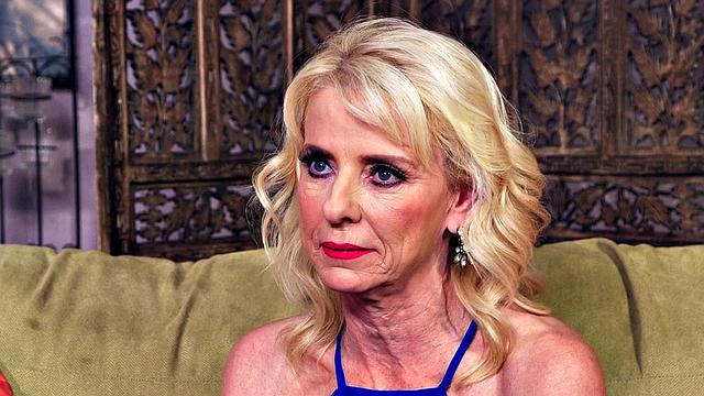 пышная бабушка сдает анал целой толпе черных