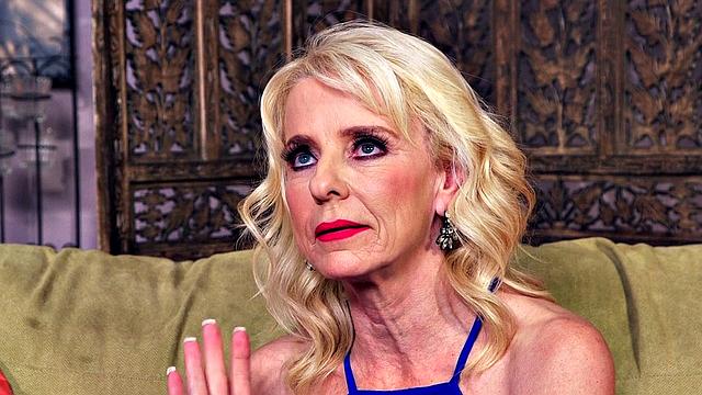 пышная бабушка сдает анал целой толпе черных