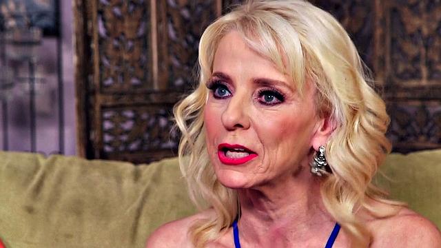 пышная бабушка сдает анал целой толпе черных