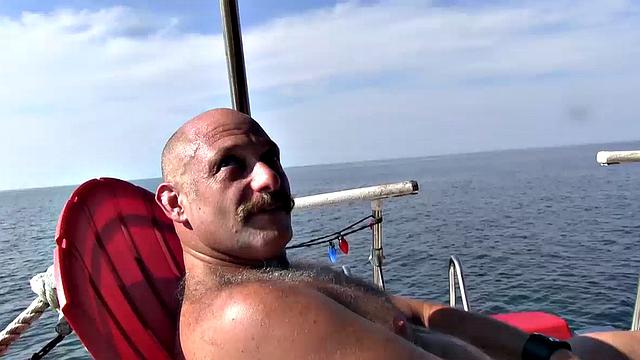 Смотри, как зрелые мачо трахаются толпой на природе