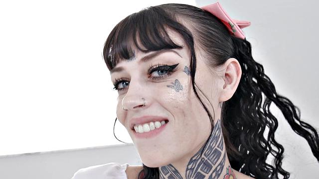 татуированная красотка жестко сосёт и принимает в тугую попку