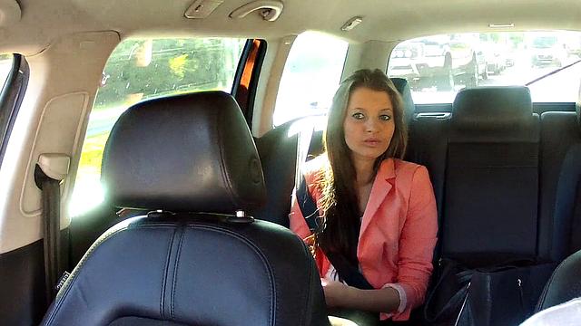 забыла кошелек и отдалась таксисту прямо в машине