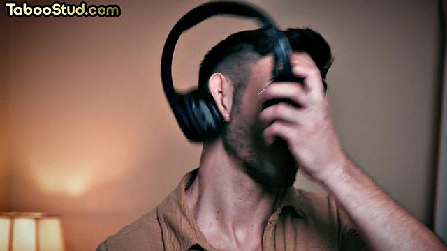 Качок с грудью скачет на члене парня, чтобы не замерзнуть на улице - гей прикол дня.