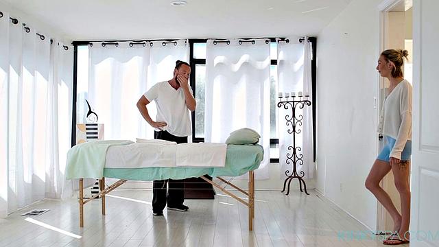 Смотри, как зрелая блондинка Chloe Temple получает массаж с глубоким кремпай от своего массажиста на работе.