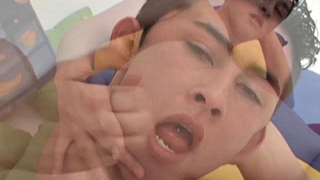 Оскар дрочит свой огромный хуй и заливает спермой