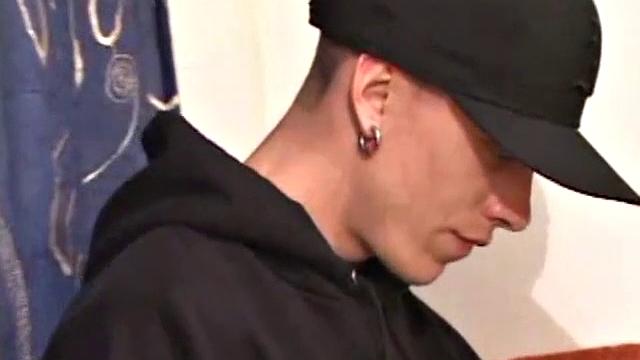 Шейн дрочит так, что даже порно не нужно включать