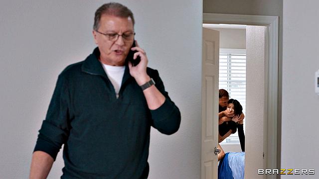 House Arrest Hottie Gets Sneaky Link