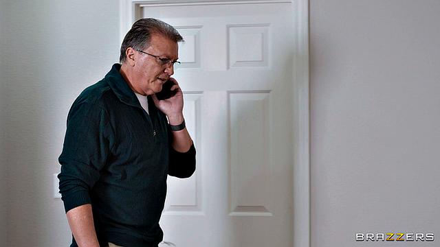 House Arrest Hottie Gets Sneaky Link