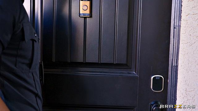 House Arrest Hottie Gets Sneaky Link