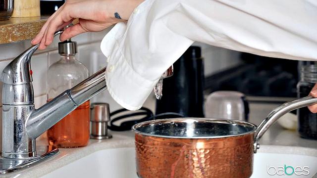 Пэрис Уайт не может устоять перед Сетом Гэмблом и отдается ему прямо на кухне, чтобы продлить горячий утренний секс.