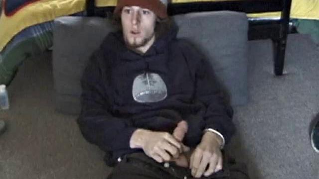 эдди дрочит в сауне и позирует голым после душа