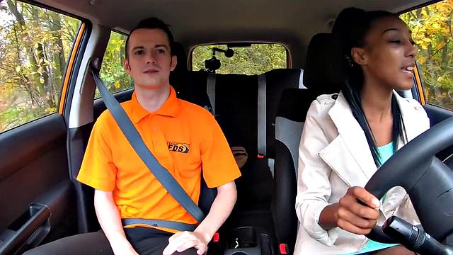 смотри, как чёрная малышка трахается раком в машине