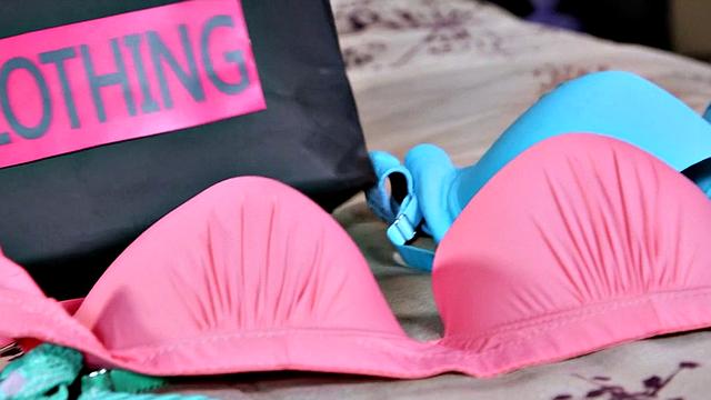 Воткни член между сиськами Дэнни и смотри, как она заглатывает его до конца