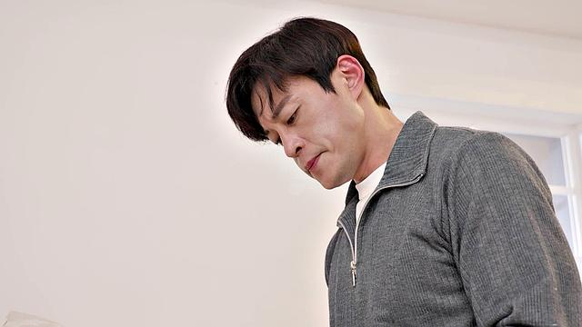 азиатская жена заводит мужа страстным минетом и крупным планом