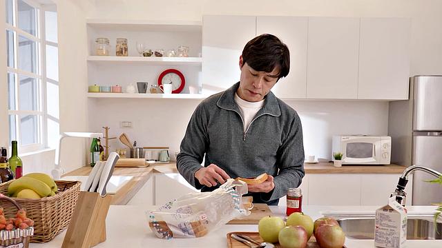 Bad Wife Knows How to heat On her Husband