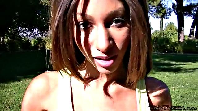 Сочная брюнетка Триша раздвигает письку и дразнит попку пальцами