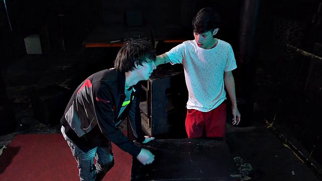 дэрил и нико жёстко трахаются без резинки и играют с игрушками