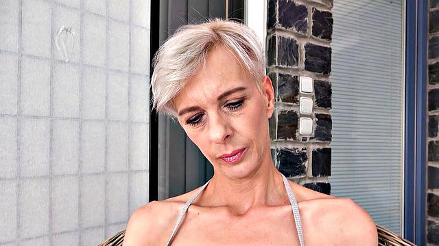 Зрелая блондинка с короткой стрижкой жарко трахается у бассейна