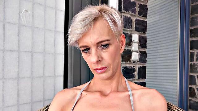 Зрелая блондинка с короткой стрижкой жарко трахается у бассейна