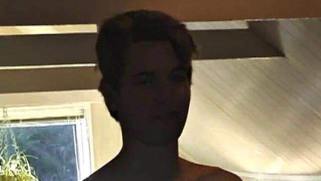 Гей парень Джейден дрочит на камеру и кончает для зрителей.