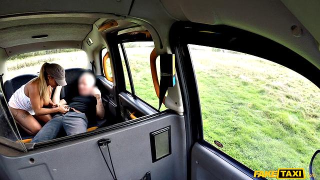 Зрелая блондинка Talula Thomas хочет отблагодарить за помощь горячим сексом в машине